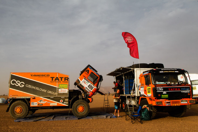 Tatrovky úspěšně dojely do cíle slavných dálkových soutěží V minulých dnech skončily další ročníky dvou nejnáročnějších motoristických dálkových soutěží – Rallye Dakar a Africa Eco Race. Mezi účastníky, kteří dorazili úspěšně do cíle, byly i posádky tatrovek týmů PROMET/CZECHOSLOVAK GROUP a TATRA BUGGYRA RACING, na jejichž technické přípravě se podílí kopřivnická společnost TATRA TRUCKS.  Matador dálkových soutěží Tomáš Tomeček se ve 12. ročníku rallye Africa Eco Race umístil na skvělém třetím místě mezi kamiony, přičemž celou soutěž v kabině svého vozu opět absolvoval sám bez navigátora či technika. Tomáš Tomeček už po desáté v řadě vyrazil na Africa Eco Race s vozem TATRA T 815 s originálním tatrováckým vzduchem přímo chlazeným dvanáctiválcem a opět v barvách týmu PROMET/CZECHOSLOVAK GROUP. Vůz si na soutěž připravuje za podpory kopřivnické automobilky TATRA TRUCKS. Holdingy CZECHOSLOVAK GROUP a PROMET GROUP jsou partnery Tomáše Tomečka již několik závodních sezon a toto spojení přineslo nejeden úspěch.  Desert Master nebo Captain Solo, jak se Tomáši Tomečkovi přezdívá, se svou tatrou překonal během dvanácti etap zhruba šest tisíc kilometrů velmi náročných afrických tratí a dorazil až do cíle u Růžového jezera v Dakaru. Africa Eco Race totiž navazuje svým charakterem i tratěmi na původní africkou Rallye Dakar. „Letos to bylo o hodně náročnější, tratě byly z velké části nové. A byly krásné, pořadatelům se to hodně povedlo. Také konkurence byla dosud největší,“ řekl v cíli Tomáš Tomeček. Tým Tomáše Tomečka letos na Africa Eco Race vyslal kromě ostrého soutěžního vozu ještě další čtyři tatrovky – asistenční vůz a tři tzv. balai neboli „baléčka“. Jedná se o odtahové vozy, které tým Tomáše Tomečka i s posádkami poskytuje pořadatelům a které pomáhají závodníkům v nesnázích. Předloni Tomáš Tomeček na desátém ročníku rallye Africa Eco Race získal stříbrnou trofej, loni byl pátý a letos se znovu vrátil na stupně vítězů. Celkem má na svém kontě už dvacet čtyři startů na dálkových soutěžích, z toho jako pilot dosáhl s tatrou v Rallye Dakar na stříbrnou i bronzovou příčku a jako navigátor stanul na stříbrném a také na tom nevyšším zlatém stupni vítězů, tehdy v posádce Karla Lopraise. Soutěže Africa Eco Race se účastní nepřetržitě posledních 10 let a vyhrál ji třikrát, třikrát skončil druhý a třikrát třetí.  Na 42. ročník Rallye Dakar, která se premiérově konala v Saudské Arábii, tým TATRA BUGGYRA RACING vyslal jeden vůz TATRA PHOENIX s posádkou ve složení Martin Šoltys, David Schovánek a Tomáš Šikola. Ta dorazila do cíle v komplexu Qiddiya nedaleko Rijádu na jedenáctém místě. Většinu soutěže se závodní tatrovka s Martinem Šoltysem za volantem pohybovala na pěkném osmém nebo devátém místě, bohužel technické problémy v jedenácté etapě ji odsunuly na konečné jedenácté místo. I tak ale posádka předváděla v průběhu rallye vyrovnané výkony v první desítce, což je příslib do budoucna, vždyť letošní start na Rallye Dakar byl pro Martina Šoltyse teprve třetím. Dakarská rallye se v Saudské Arábii vrátila, dalo by se říct, ke svým kořenům. Nejela se sice v Africe, ale charakter tratí s rychlými pistami, dunovými poli a písčitými pláněmi střídanými kamenitými úseky se mnohem více podobal Africe než jihoamerické pláně a hory. „Letošní Dakar byl velmi rychlý. Bylo to o tom, že musíte držet plný plyn a nebát se, že spadnete do nějaké díry. Těch těžkých etap, jaké jsme měli například loni v Peru, bylo málo. Snad jen dvě. Ale my jsme si Dakar hodně užili a ty zážitky nám nikdo nevezme,“ zhodnotil v cíli letošní závod Martin Šoltys. Vozy vyrobené v kopřivnické společnosti TATRA TRUCKS jsou tradičními účastníky dálkových automobilových soutěží už od poloviny 80. let minulého století. Za tu dobu prokázaly své kvality a jejich posádky dosáhly na mnohé úspěchy. I letos týmy PROMET/CZECHOSLOVAK GROUP Tomáše Tomečka a TATRA BUGGYRA RACING velmi dobře reprezentovaly značku TATRA i Českou republiku, za což jim patří velký dík.   O TATRA TRUCKS a.s. Akciová společnost TATRA TRUCKS převzala v roce 2013 světoznámou kopřivnickou automobilku, která po změně vlastnické struktury prošla úspěšnou restrukturalizací. Kromě standardizovaných modelových řad vyrábí i speciální nákladní vozidla na míru požadavkům zákazníka. Osmdesát procent produkce automobilky je určeno k exportu. Automobilka TATRA TRUCKS zaměstnává více než 1000 lidí a dalších více než 600 pracuje v dceřiném podniku TATRA METALURGIE zaměřeném zejména na slévárenství a kovárenství.  O holdingu CZECHOSLOVAK GROUP CZECHOSLOVAK GROUP je holding navazující na tradici československého průmyslu, který podporuje a dále rozvíjí aktivity tradičních českých a slovenských společností v oblasti civilní i obranné průmyslové produkce. Jeho portfolio zahrnuje výrobu a prodej strojírenských produktů pro automobilový, železniční, letecký či hodinářský průmysl, dále výrobu speciálních vozidel, terénních nákladních automobilů, zbraní a zbraňových systémů či munice. Skupina klade silný důraz na kvalitu svých produktů a služeb a na exportní aktivity. S produkty společností holdingu se lze setkat na všech kontinentech a počet jeho zákazníků se neustále rozrůstá. 